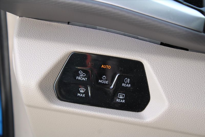 Volkswagen Multivan 2.0TDI 110kW DSG LONG HIGHLINE - fotka 23 z 27
