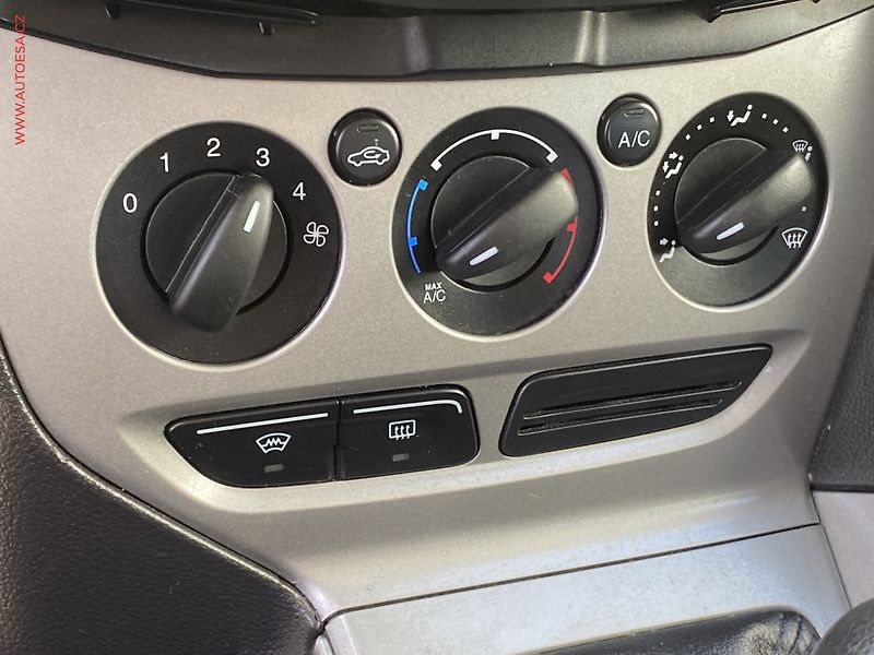 Ford Focus (2011) 1.6i, AC, temp, tažné - fotka 14 z 17