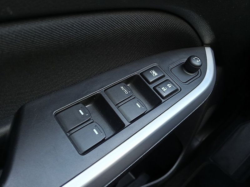 Suzuki Vitara (2015) 1.6 VVT 4x4! Kamera! 2sady kol - fotka 23 z 33
