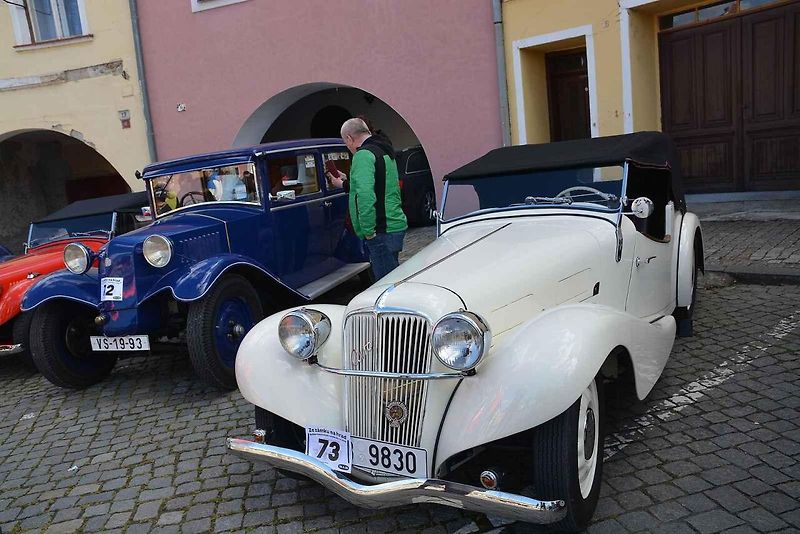 Automobiloví a motocykloví veteráni se vydali v neděli na tradiční jízdu Ze zámku na hrad. Start byl na Horním náměstí v Přerově, kde si lidé užili bohatý program.