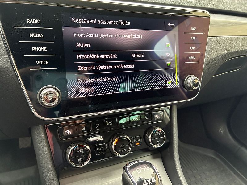 Škoda Superb 2.0 TDI 4x4 STYLE 140 kW DSG - fotka 31 z 40