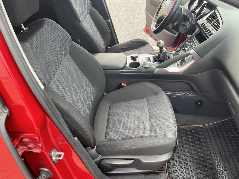 Peugeot 3008 2.0 HDi 110 kW Premium ČR - fotka 16 z 29