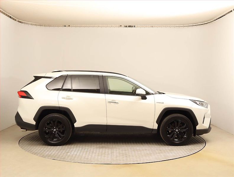 Toyota RAV4 (2021) 2.5 Hybrid - fotka 6 z 30