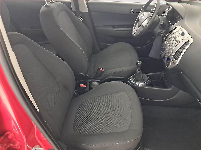 Hyundai i20 (2011) 1.2, v provozu - fotka 9 z 15