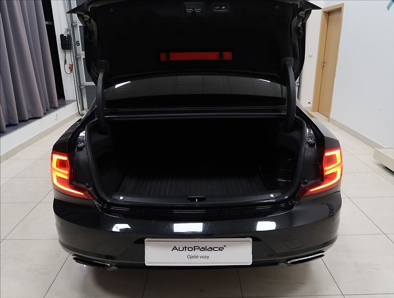 Volvo S90 2,0 T8 TWINENGINE AWD R-DESIGN - fotka 42 z 52