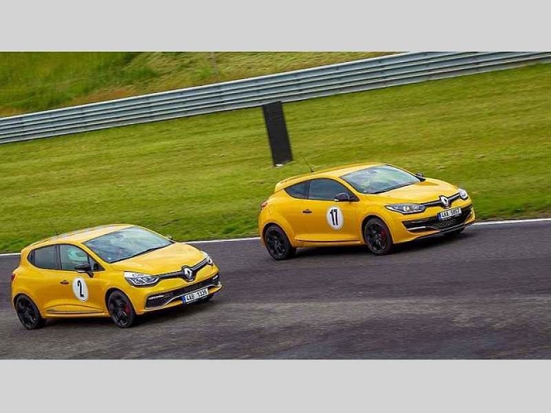 Rychlé Renaulty na Autodromu v Mostě.
