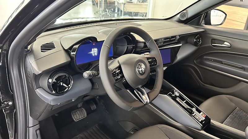 Alfa Romeo Junior 1.2T 145k Ibrida  - fotka 11 z 15