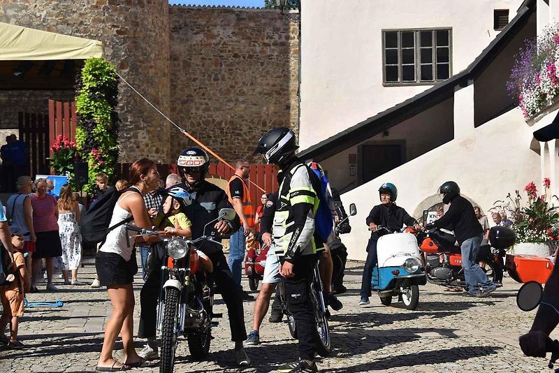 Strakonice si připomněly 105 let od zahájení výroby značky ČZ Sjeli se sem majitelé a obdivovatelé legendárních motocyklů. Na dobu, kdy pro čezetu pracoval, zavzpomínal i náš jediný kosmonaut ve vesmíru Vladimír Remek. A ochotně pózoval na společných sním