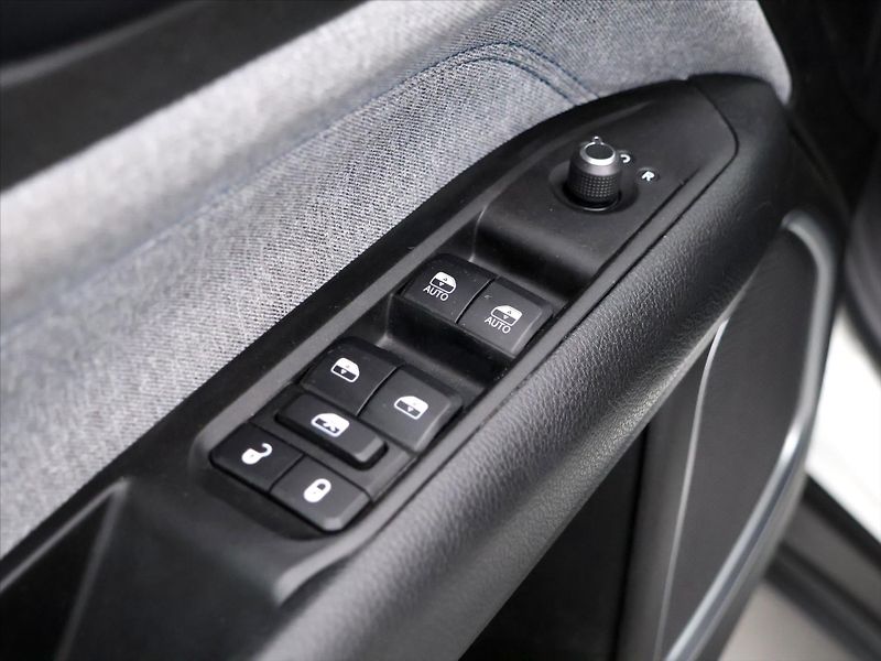 Jeep Compass 1,3 MultiAir 96kW Night Eagle - fotka 16 z 40