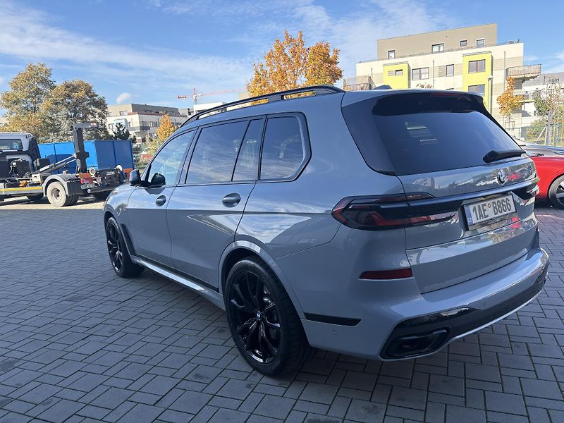 BMW X7 (2024) xDrive 40i - fotka 7 z 33
