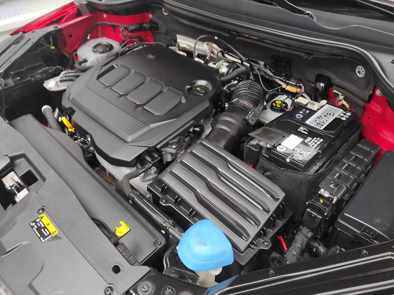 Škoda Karoq 2,0TDi 85kW STYLE,TZ,ČR - fotka 24 z 38