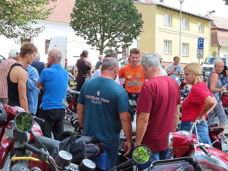V pořadí 9. ročník srazu veteránů v Chýnově na Táborsku se v neděli 18. srpna dopoledne těšil velké návštěvnosti z řad účastníků i diváků.