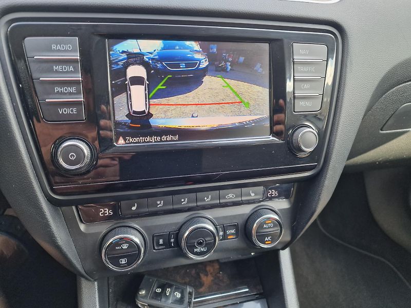 Škoda Octavia 1,6TDI 81KW EXCLUSIVE - fotka 16 z 23