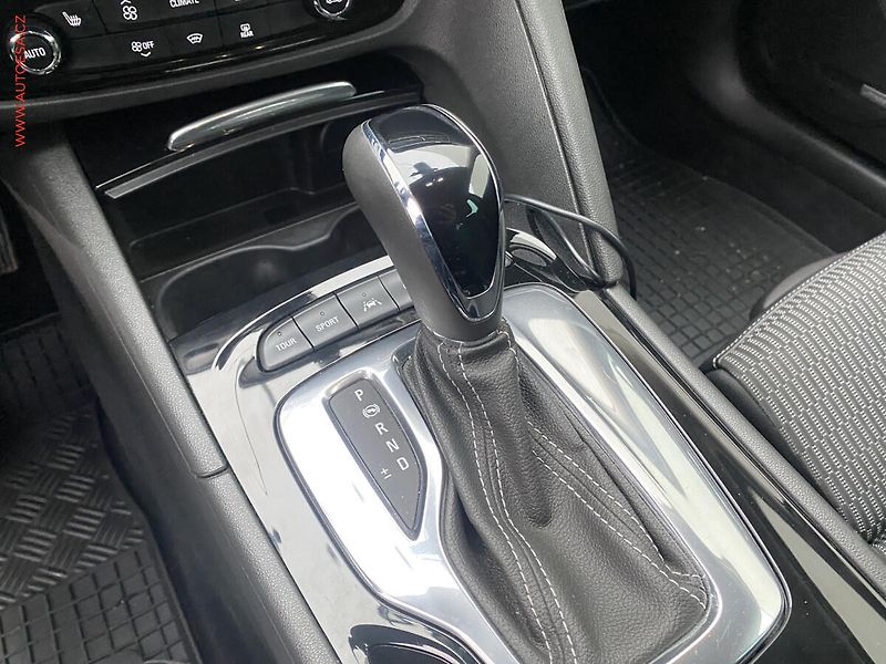 Opel Insignia (2018) 2.0 T 4x4, 2.maj,ČR - fotka 16 z 19