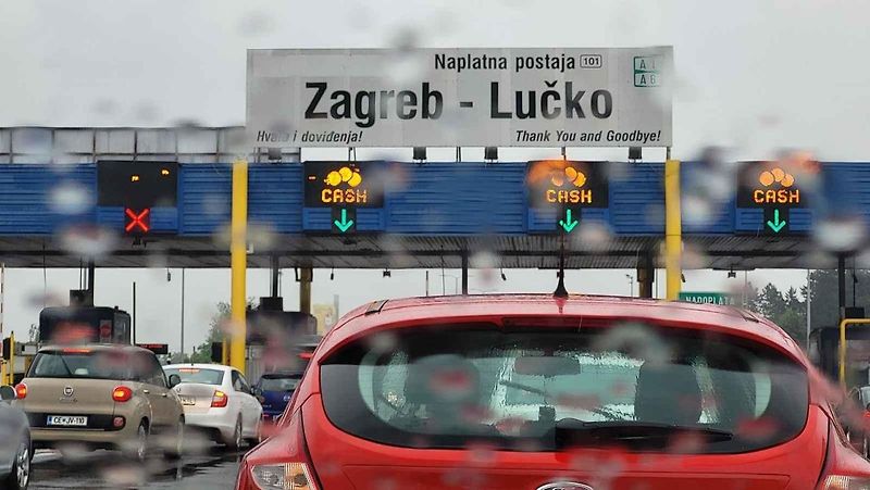 Cesta do Chorvatska autem poprvé bez hranic. Reportéři Deníku vyzkoušeli delší trasu přes Bratislavu, Maďarsko, Záhřeb až do Zadaru a Šibeniku. Zhruba tisíc kilometrů. Z Jadranu se pak vraceli přes Slovinsko a Rakousko.