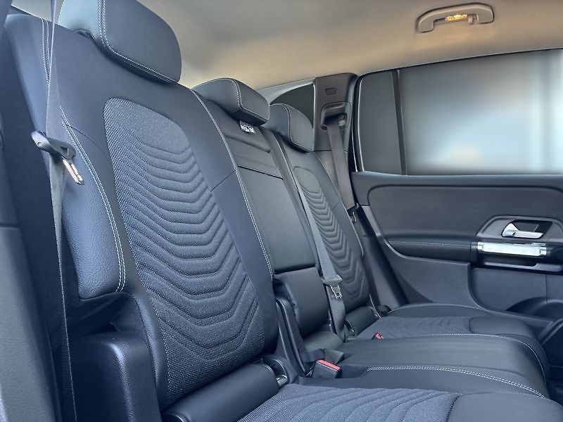 Mercedes-Benz GLB 200 d 4MATIC - fotka 18 z 18