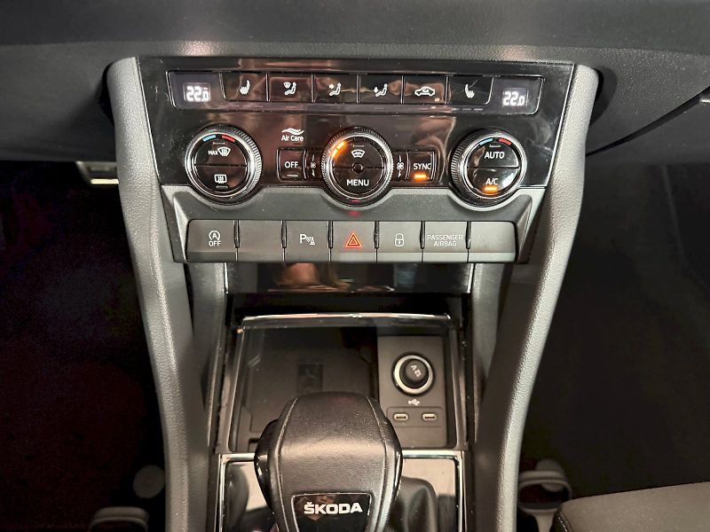 Škoda Karoq (2023) Sportline 1.5 TSI / 110 kW DSG - fotka 17 z 28