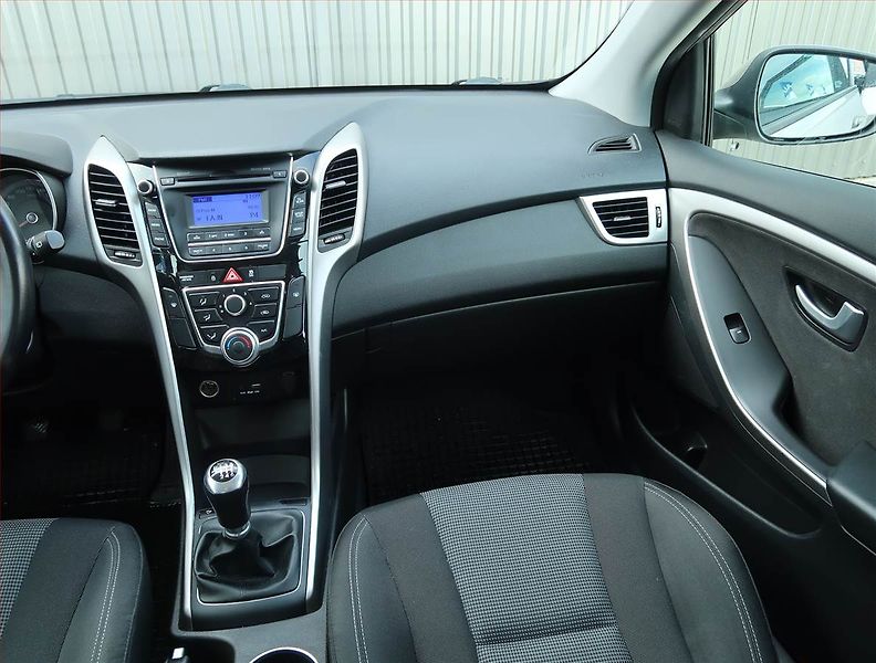 Hyundai i30 (2016) 1.6 MPI, Serv.kniha, Tempomat - fotka 8 z 17