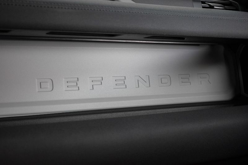 Land Rover Defender 110 D300 SE *ZÁRUKA*TAŽNÉ*ČR* - fotka 35 z 55