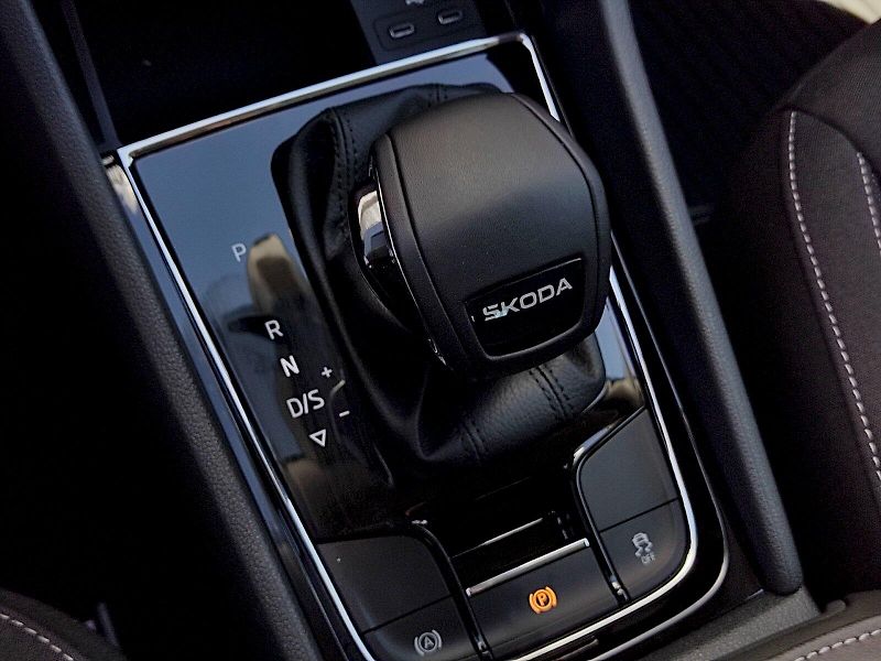 Škoda Karoq (2025) Selection 1,5 Tsi 110 Kw DSG - fotka 23 z 36