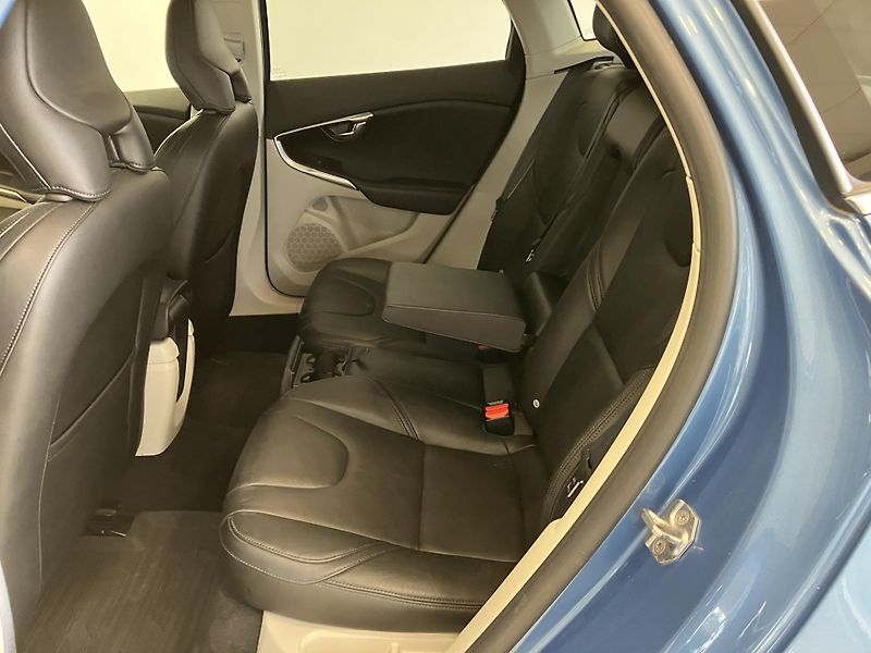 Volvo V40 T3 FWD Summum, MT6 - fotka 11 z 42