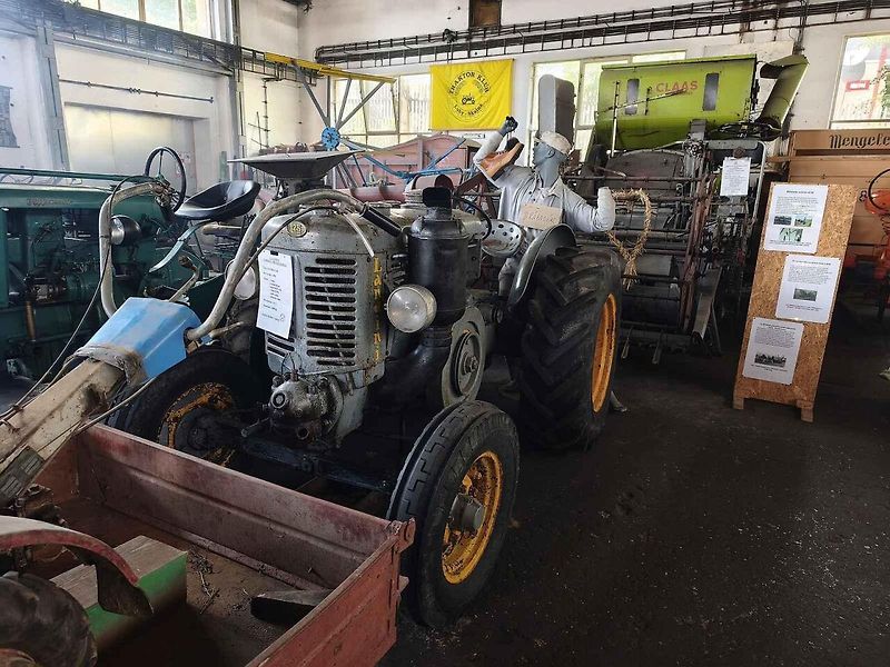 Žlutý Zetor 25 ve Skalné. V roce 1946 ho nastříkali barvou po Afrikakorpsu