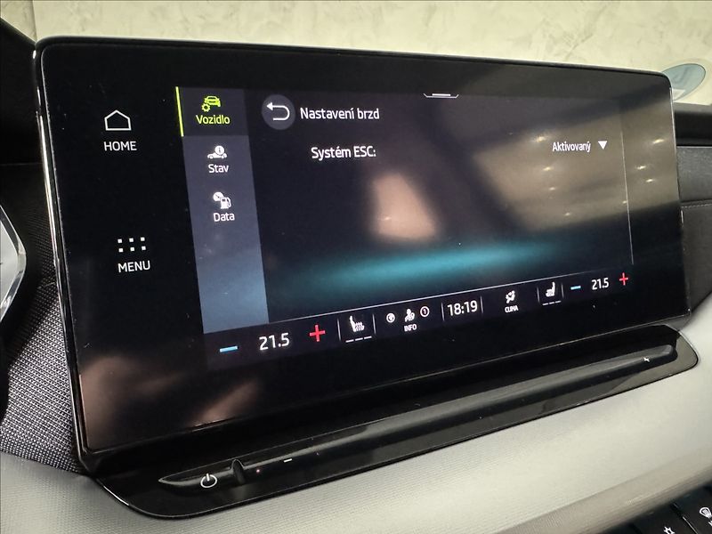 Škoda Octavia 2,0 TDi  DSG Tour Virtual LED - fotka 29 z 45