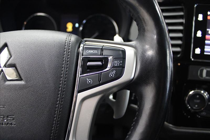 Mitsubishi Outlander 2,0 i Plus 4x4 PHEV Hybrid - fotka 19 z 35