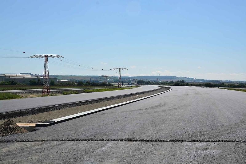 Deset kilometrů dlouhý úsek dálnice D1 mezi Říkovicemi a Přerovem míří do finále. Most přes Tovačovskou ulici.