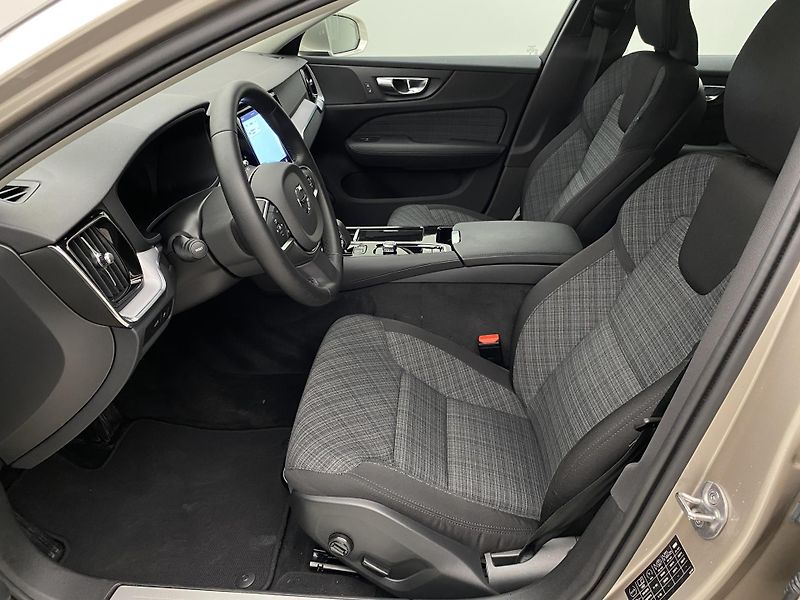 Volvo V60 T6 AWD RECHARGE CORE AUT CZ - fotka 3 z 56
