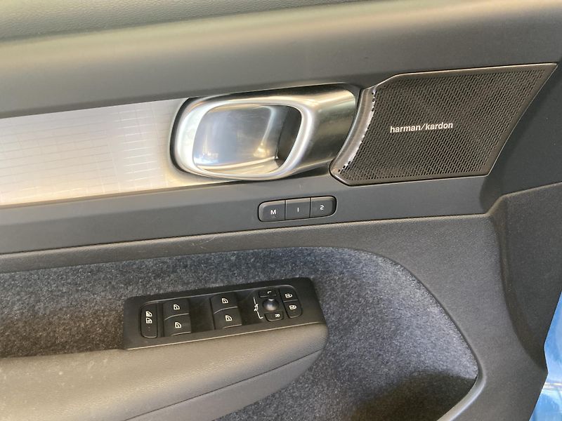 Volvo XC40 B3 FWD PLUS DARK - fotka 17 z 29