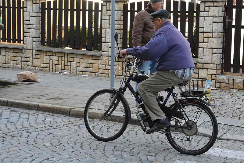 Stovka nablýskaných motocyklů a automobilů předválečné a meziválečné éry vyrazila v neděli z Horního náměstí v Přerově na spanilou jízdu regionem. Nejstarší účastnicí byla osmaosmdesátiletá Libuše Šulcová, která na trasu vyrazila na motocyklu BSA 770 se s