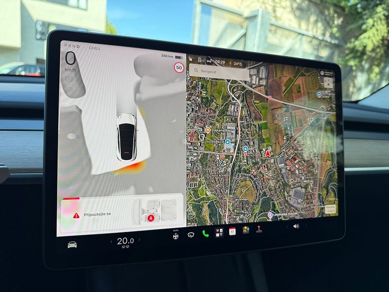 Tesla Model Y Long Range AWD - fotka 13 z 39