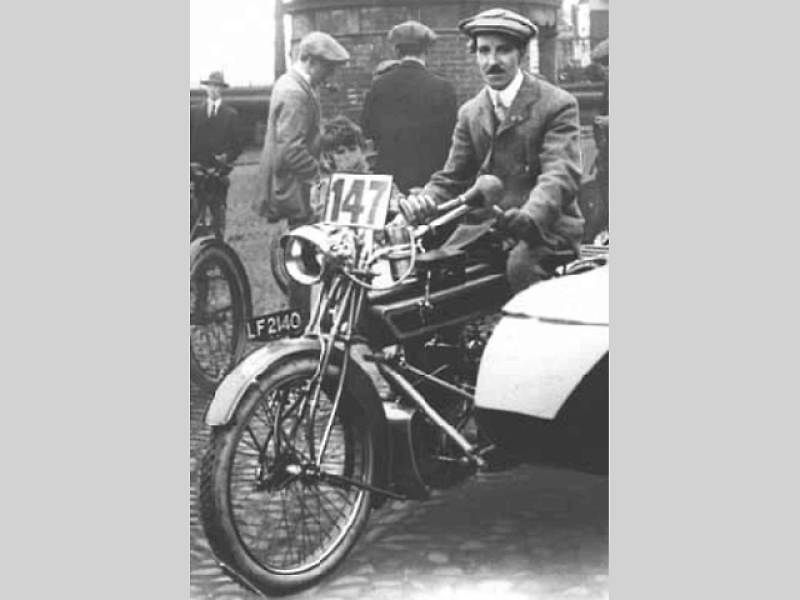 Holandský poštovní sbor vybavený motocykly Matchless.