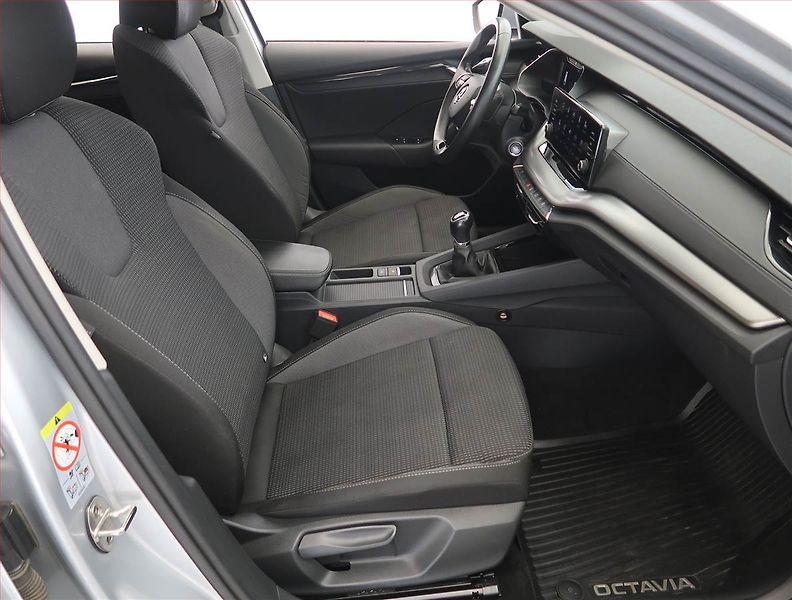 Škoda Octavia (2023) Ambition 2.0 TDI, ČR,1.maj - fotka 9 z 23