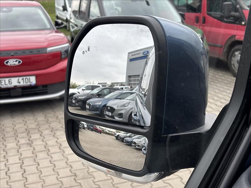 Ford Tourneo Custom 2,0 EcoBlue 125kW L2 Titanium - fotka 40 z 47