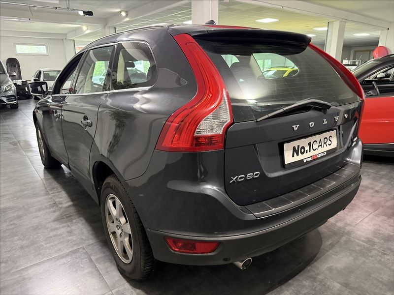 Volvo XC60 2,4   D5 AWD SUMMUM XENON - fotka 4 z 39