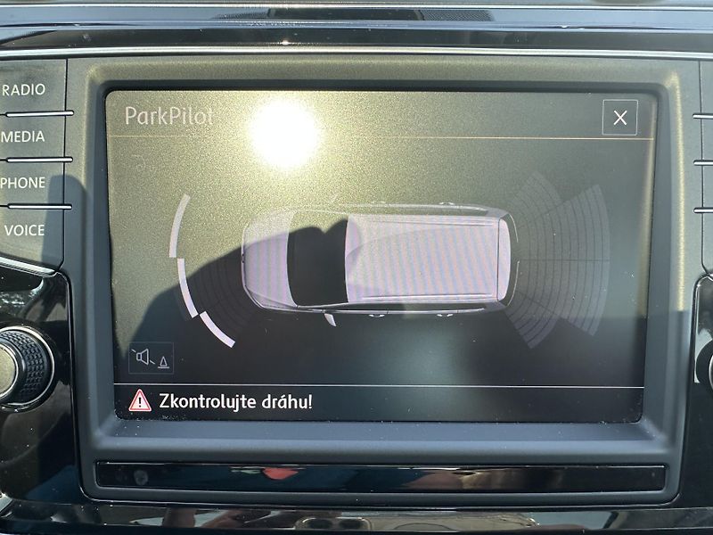 Volkswagen Touran (2015) 2.0 TDI se. knížka 7 míst - fotka 39 z 43