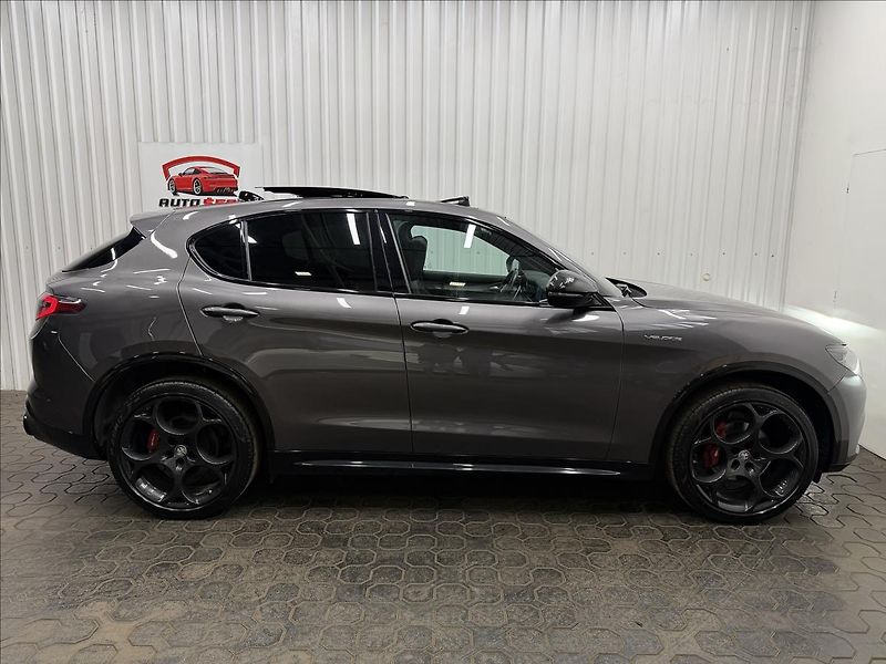 Alfa Romeo Stelvio VELOCE 206kW Q4 PANORAMA R21 - fotka 10 z 41