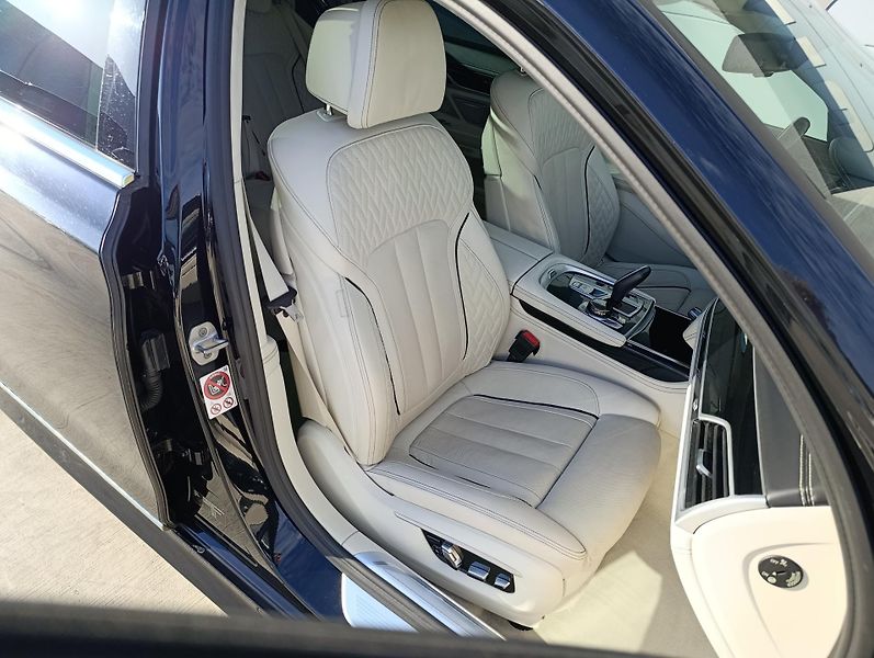 BMW Řada 7 750Li xDRIVE ČR 1.MAJ DPH - fotka 24 z 47