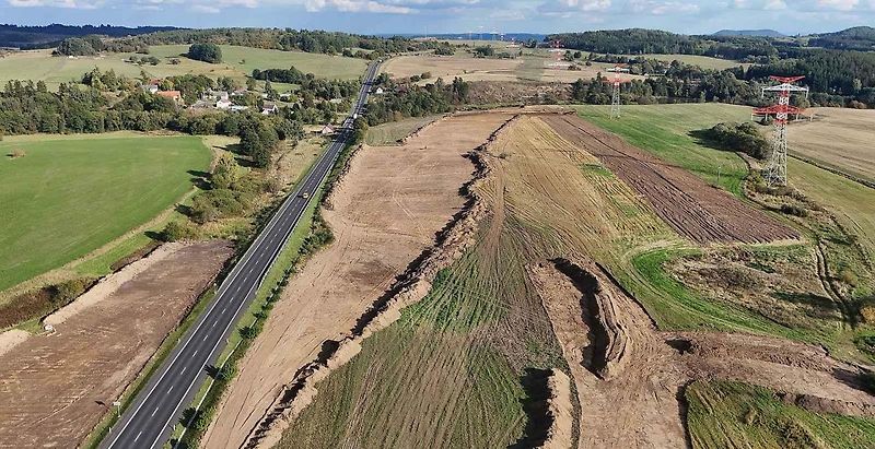 Sedmikilometrový úsek Knínice – Žalmanov kolem Bochova na Karlovarsku Ředitelství silnic a dálnic slavnostně zahájilo letos v červenci, došlo na rozsáhlou skrývku ornice.
