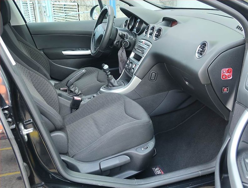 Peugeot 308 (2008) 1.6 THP, 7 míst, po STK - fotka 9 z 17
