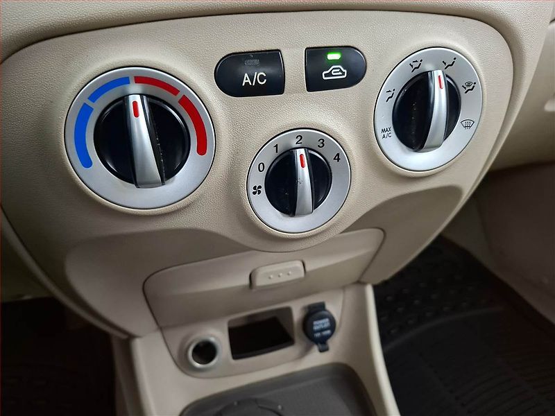 Hyundai Accent (2006) 1.4i, Tažné, Klima - fotka 14 z 15