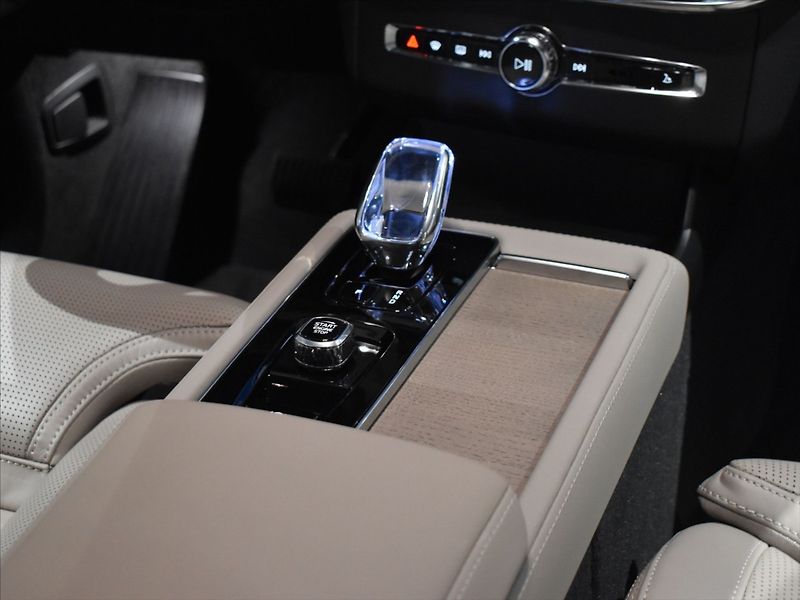 Volvo XC90 2,0 T8 AWD Ultra Dark - fotka 16 z 28