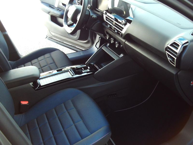 Citroën C4 (2026) COLLECTION Hybrid 145k Automat - fotka 9 z 16