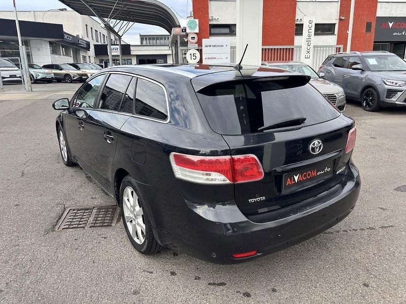 Toyota Avensis 2.2 - fotka 7 z 19