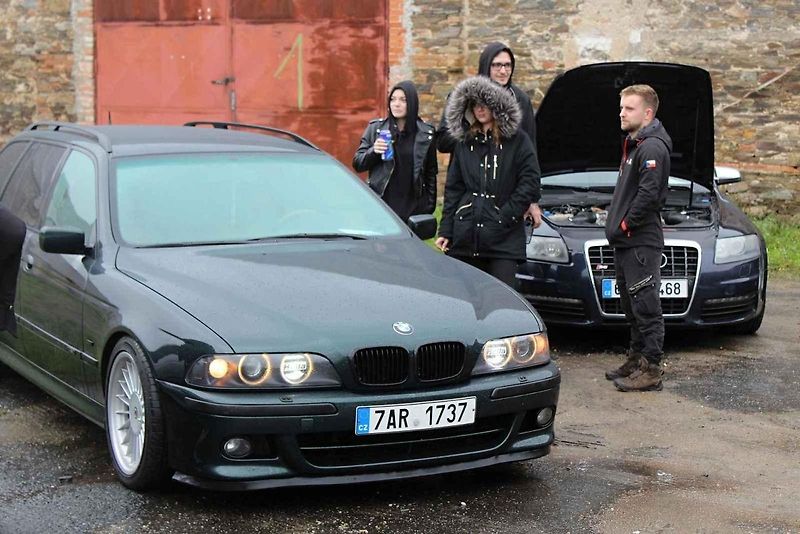 Z podzimního autosrazu v areálu Pivovaru Holanďan v Hlízově.
