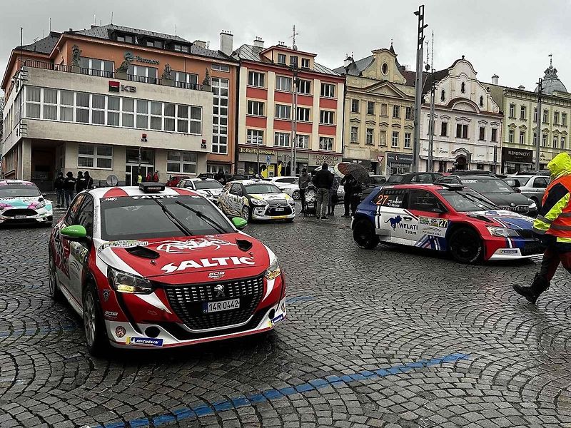 Tragédie, která se odehrála v rámci 58. ročníku Rallye Šumava, kdy po nehodě zemřela navigátorka Alena Krejčíková (41), nezasáhla jen příznivce rallye, ale její kamarády, jelikož byla na Klatovsku doma.