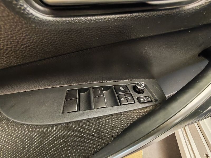 Toyota Corolla 1.8 Hybrid Comfort e-CVT sedan - fotka 20 z 36