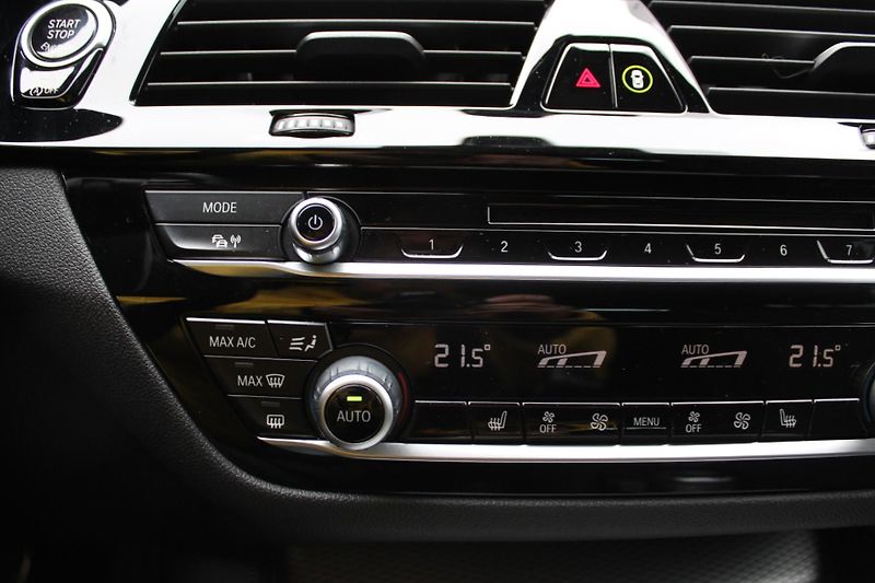 BMW Řada 5 530d xDrive Touring Mpaket - fotka 12 z 21